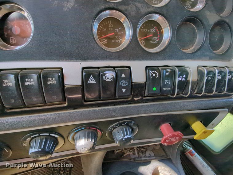 image for item MY9898 2011 Kenworth T800  semi truck