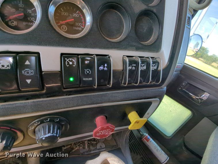 image for item MY9898 2011 Kenworth T800  semi truck