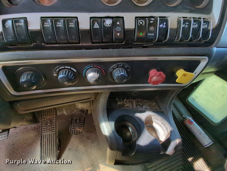 image for item MY9898 2011 Kenworth T800  semi truck