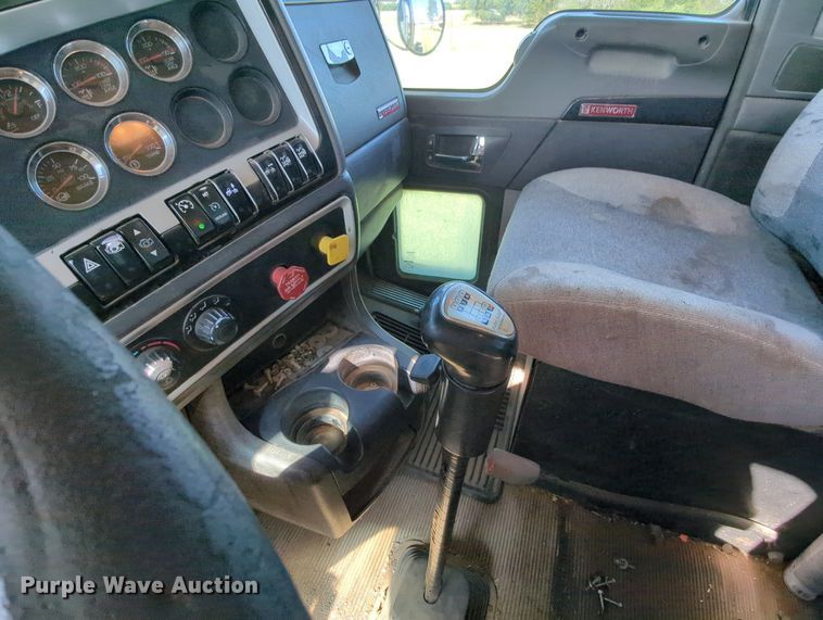 image for item MY9898 2011 Kenworth T800  semi truck