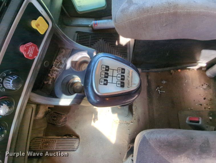 image for item MY9898 2011 Kenworth T800  semi truck