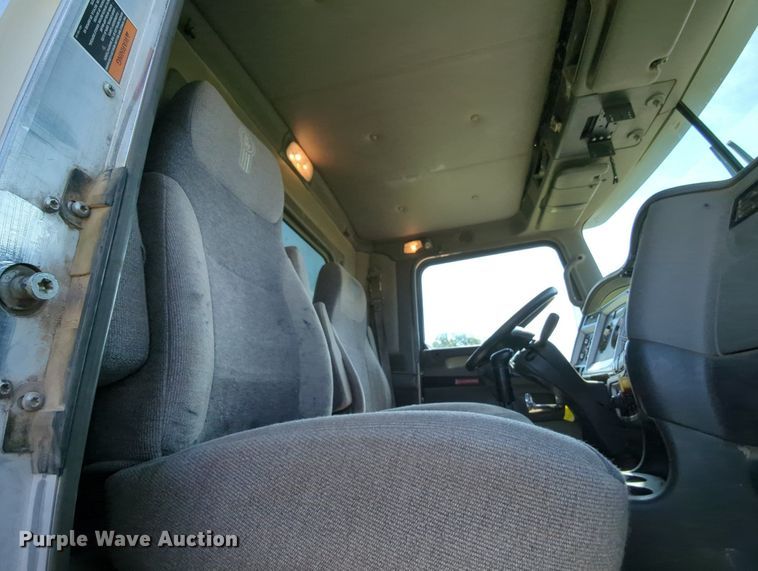 image for item MY9898 2011 Kenworth T800  semi truck