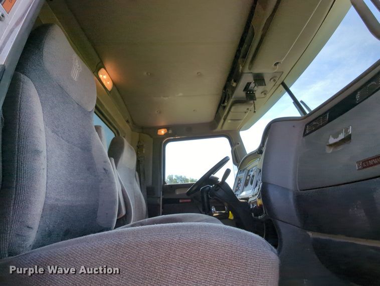 image for item MY9898 2011 Kenworth T800  semi truck