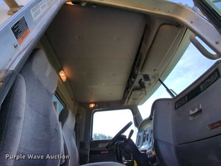 image for item MY9898 2011 Kenworth T800  semi truck