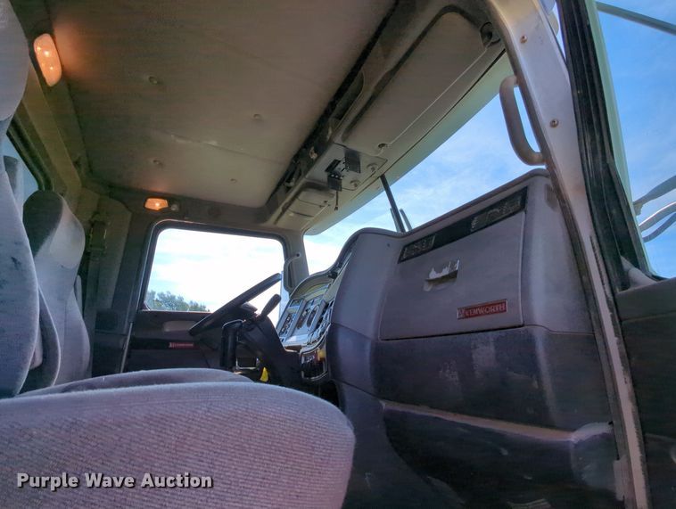 image for item MY9898 2011 Kenworth T800  semi truck