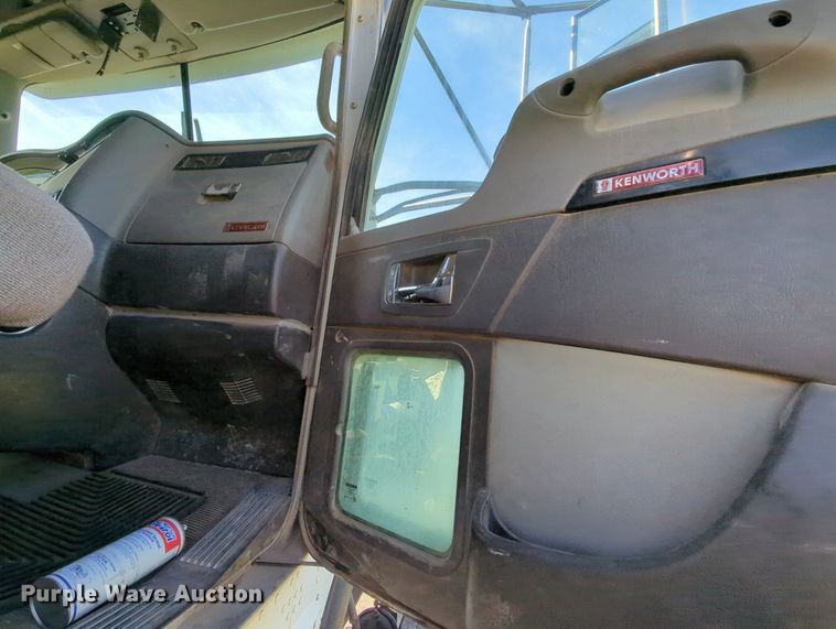 image for item MY9898 2011 Kenworth T800  semi truck