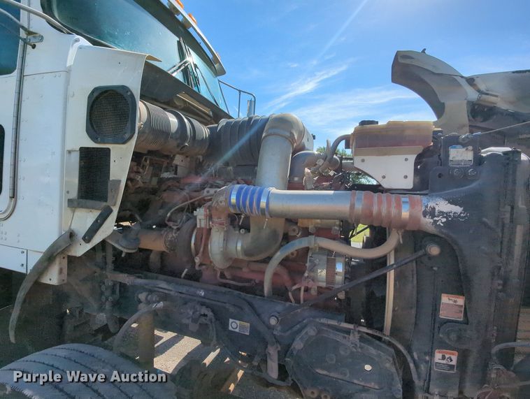 image for item MY9898 2011 Kenworth T800  semi truck