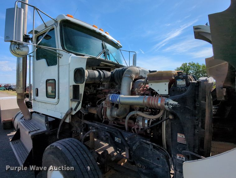 image for item MY9898 2011 Kenworth T800  semi truck
