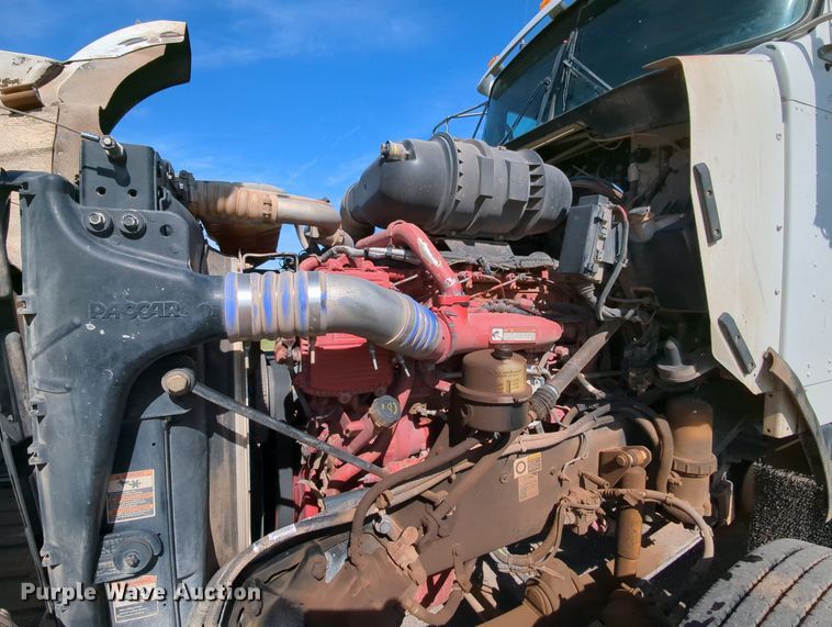 image for item MY9898 2011 Kenworth T800  semi truck