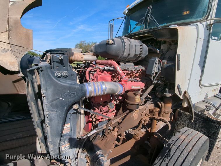 image for item MY9898 2011 Kenworth T800  semi truck