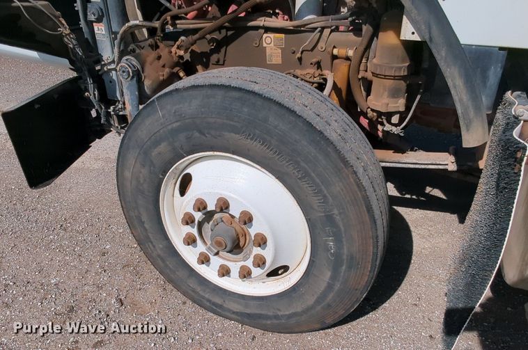 image for item MY9898 2011 Kenworth T800  semi truck