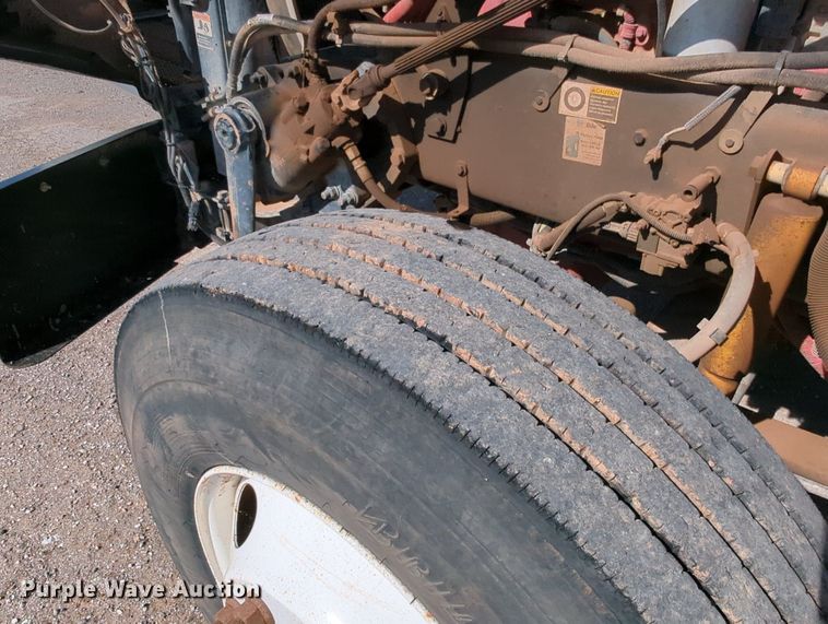 image for item MY9898 2011 Kenworth T800  semi truck