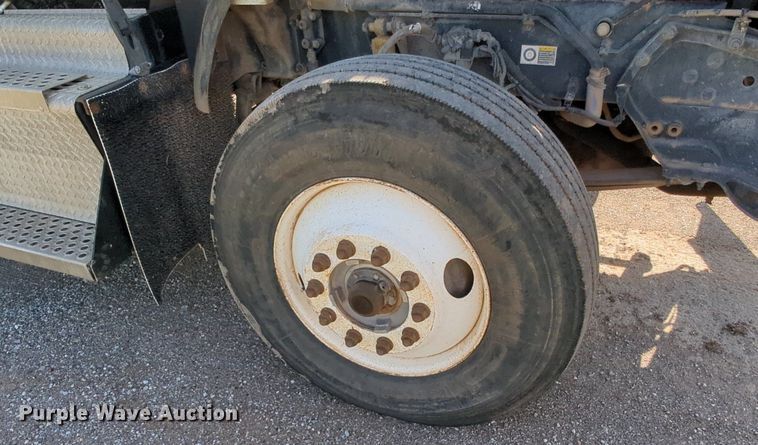 image for item MY9898 2011 Kenworth T800  semi truck