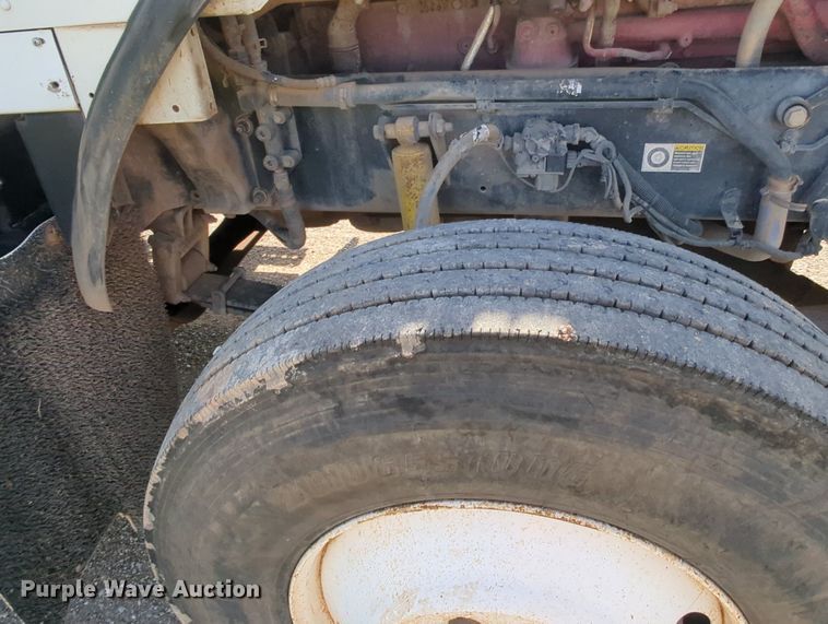 image for item MY9898 2011 Kenworth T800  semi truck