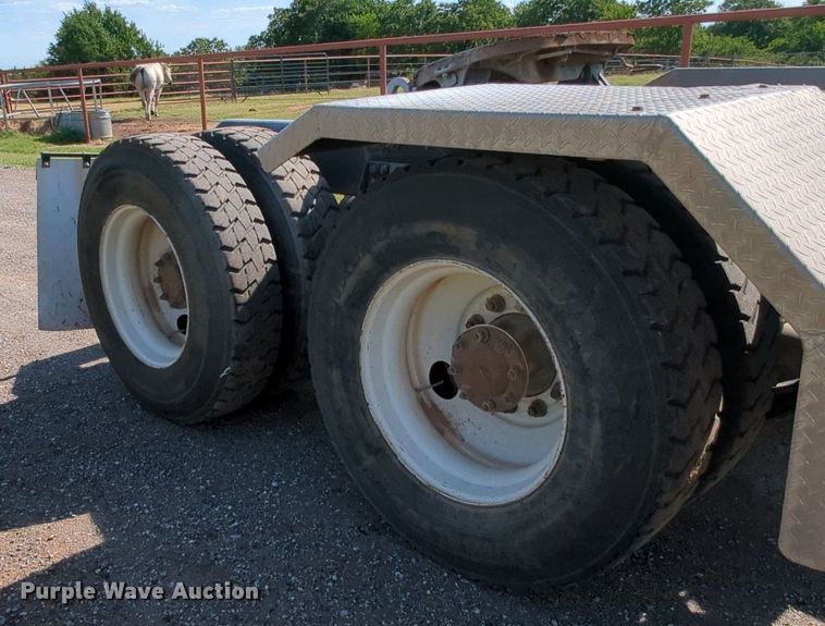 image for item MY9898 2011 Kenworth T800  semi truck