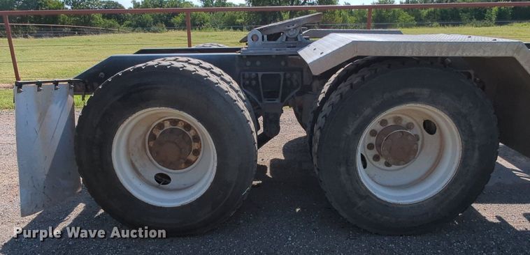 image for item MY9898 2011 Kenworth T800  semi truck