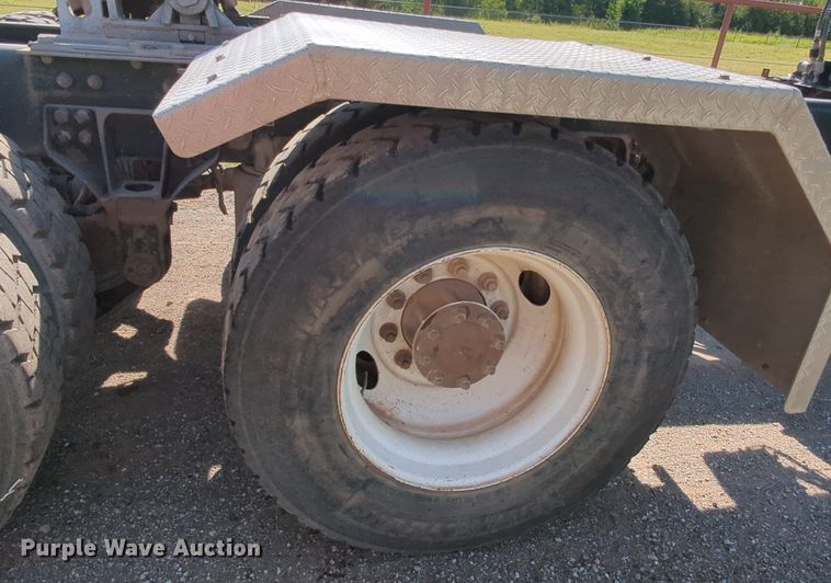 image for item MY9898 2011 Kenworth T800  semi truck