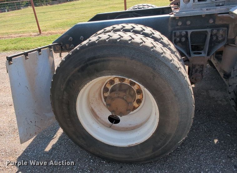 image for item MY9898 2011 Kenworth T800  semi truck