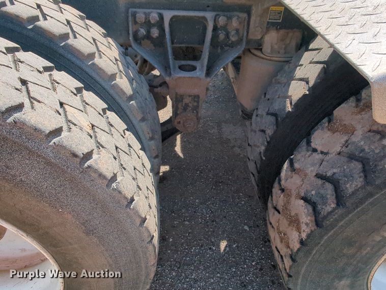 image for item MY9898 2011 Kenworth T800  semi truck