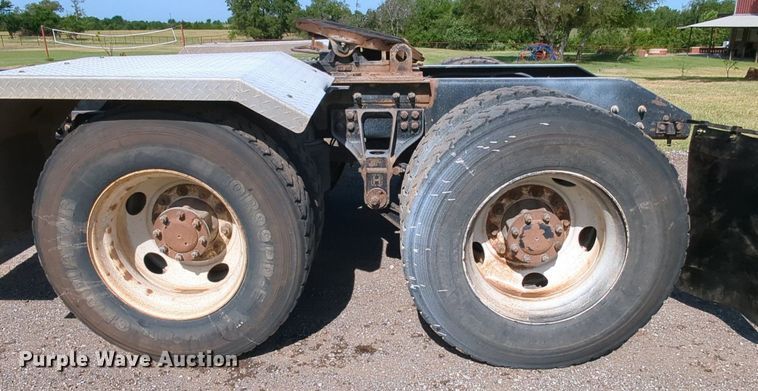 image for item MY9898 2011 Kenworth T800  semi truck