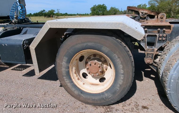 image for item MY9898 2011 Kenworth T800  semi truck