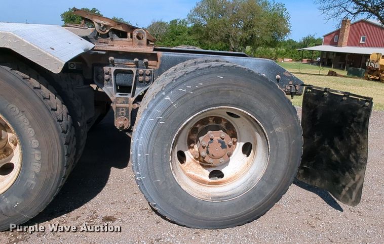 image for item MY9898 2011 Kenworth T800  semi truck