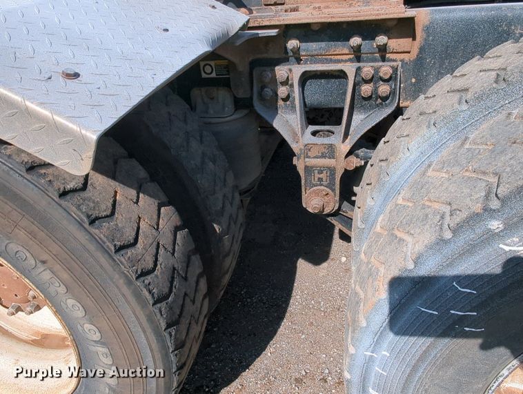 image for item MY9898 2011 Kenworth T800  semi truck