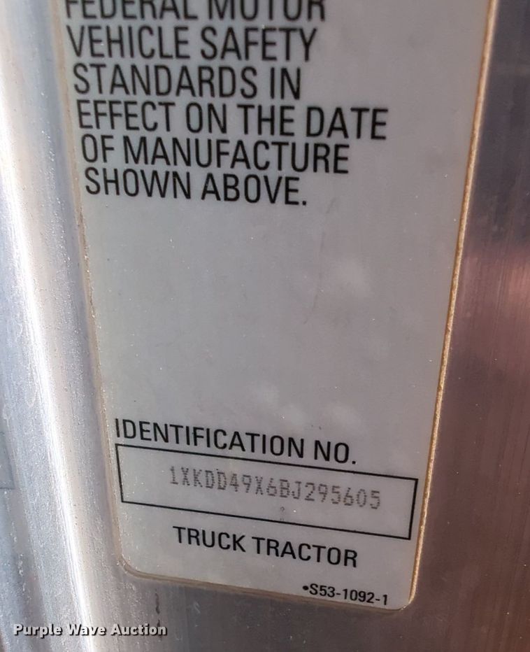 image for item MY9898 2011 Kenworth T800  semi truck