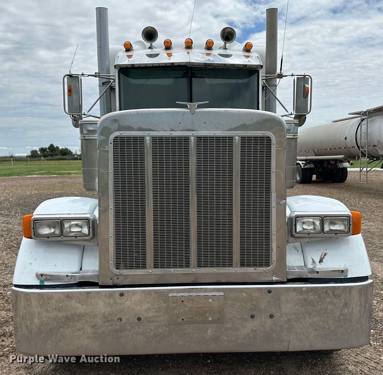 image for item NE9051 2000 Peterbilt 379  semi truck