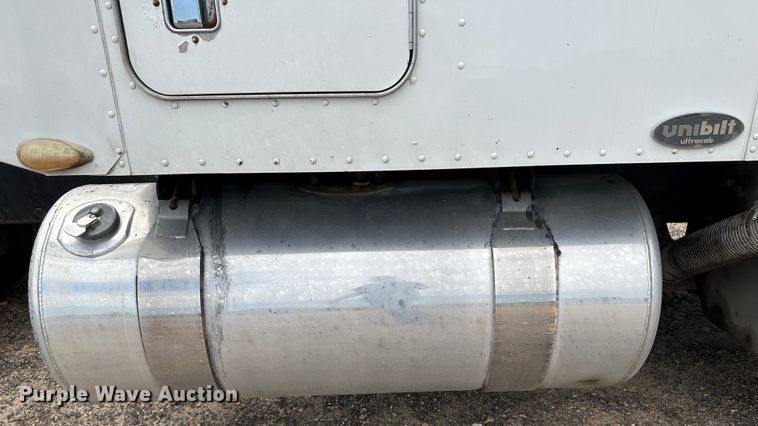 image for item NE9051 2000 Peterbilt 379  semi truck