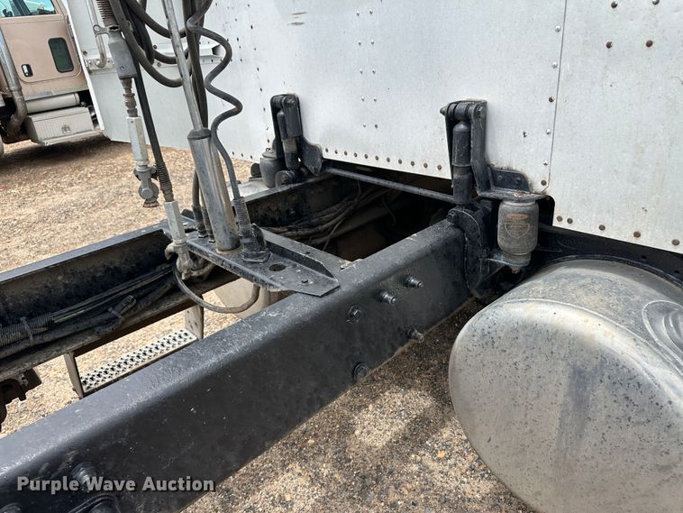 image for item NE9051 2000 Peterbilt 379  semi truck