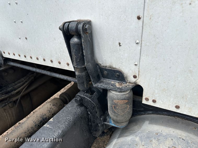 image for item NE9051 2000 Peterbilt 379  semi truck