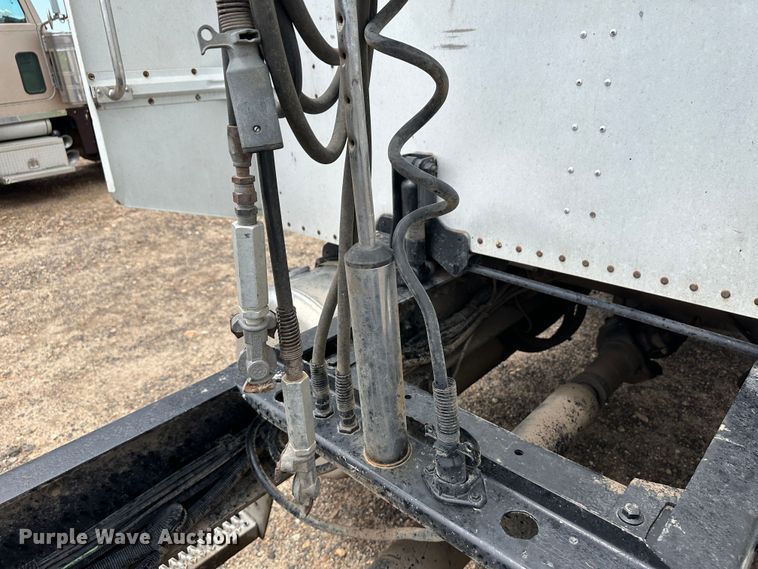 image for item NE9051 2000 Peterbilt 379  semi truck