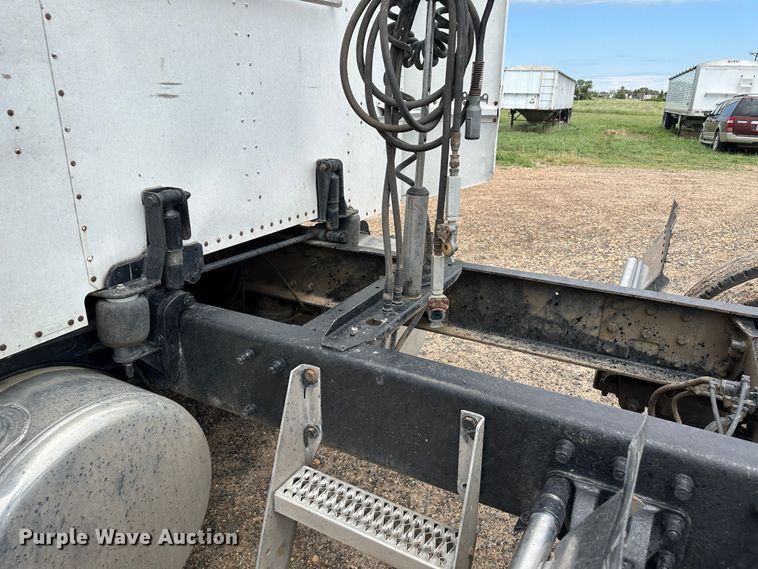 image for item NE9051 2000 Peterbilt 379  semi truck