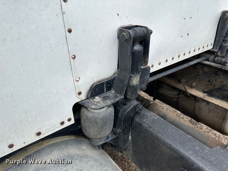 image for item NE9051 2000 Peterbilt 379  semi truck