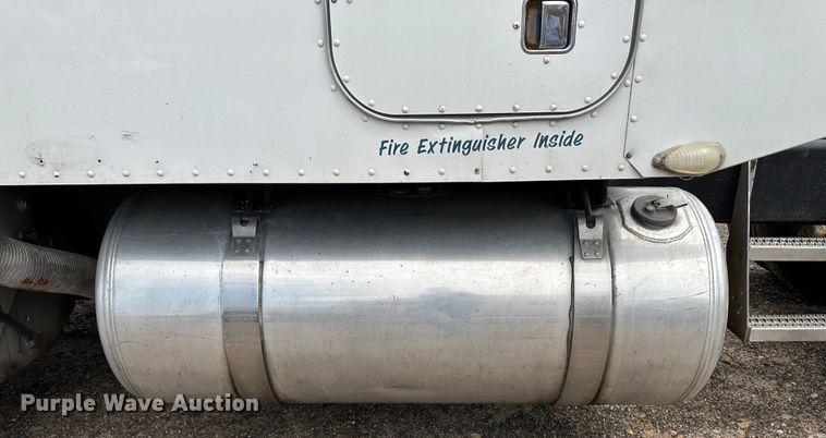 image for item NE9051 2000 Peterbilt 379  semi truck