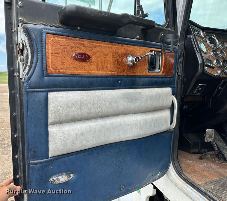 image for item NE9051 2000 Peterbilt 379  semi truck