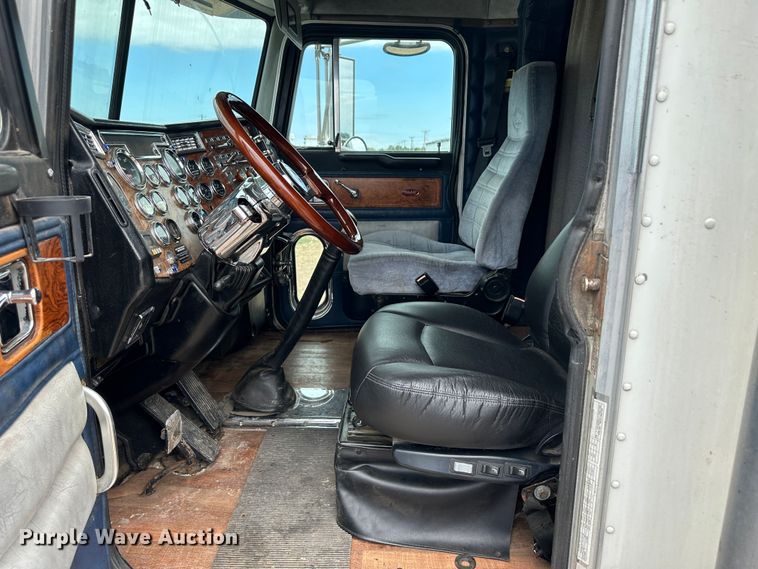 image for item NE9051 2000 Peterbilt 379  semi truck