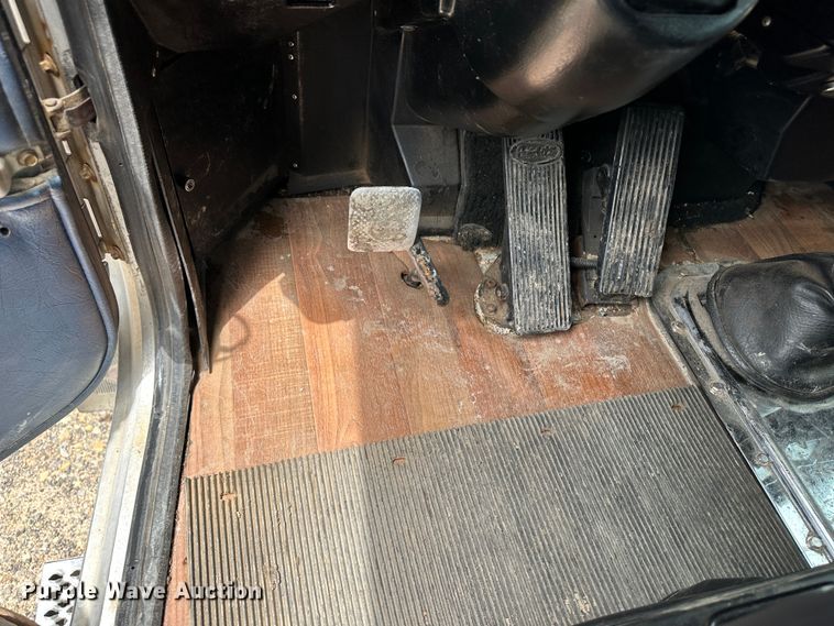 image for item NE9051 2000 Peterbilt 379  semi truck