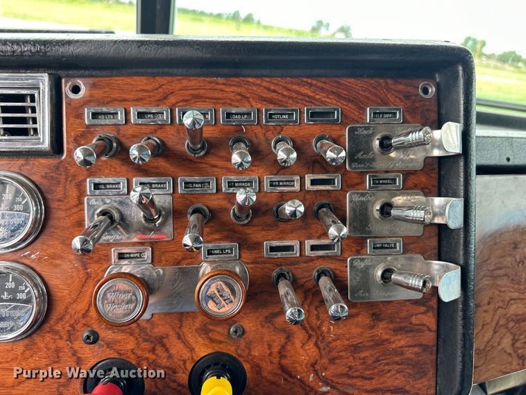 image for item NE9051 2000 Peterbilt 379  semi truck