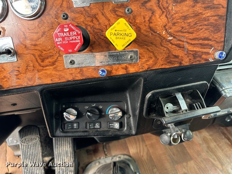 image for item NE9051 2000 Peterbilt 379  semi truck