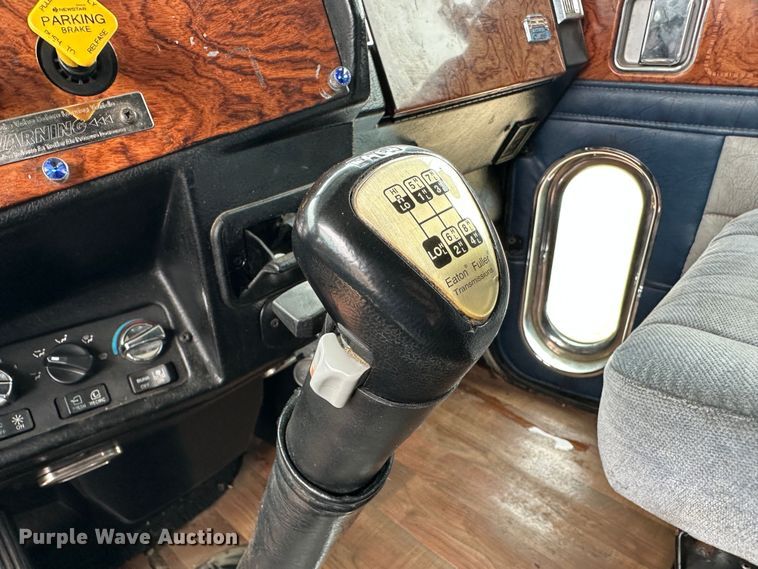 image for item NE9051 2000 Peterbilt 379  semi truck