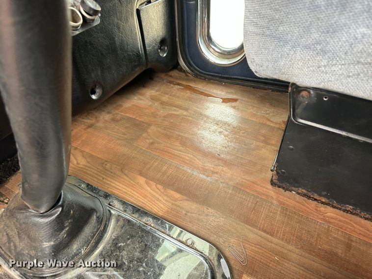 image for item NE9051 2000 Peterbilt 379  semi truck