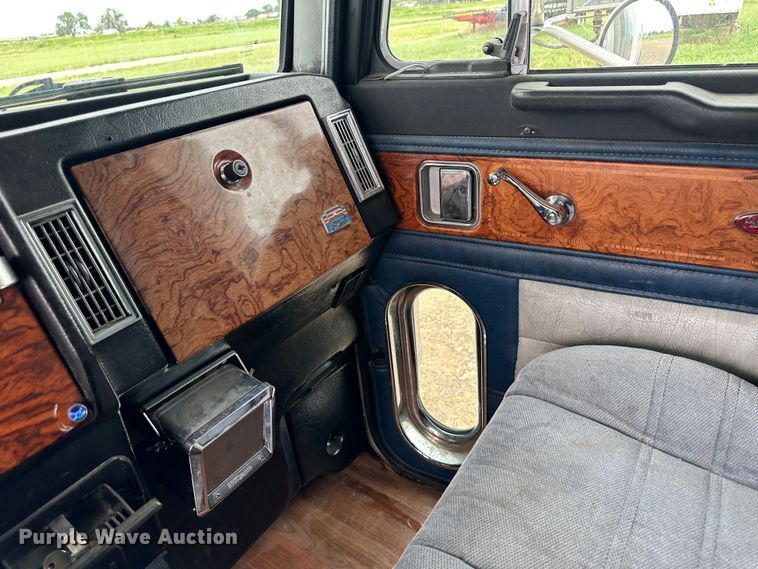 image for item NE9051 2000 Peterbilt 379  semi truck