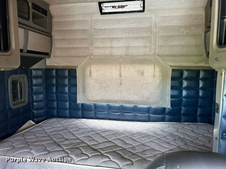 image for item NE9051 2000 Peterbilt 379  semi truck