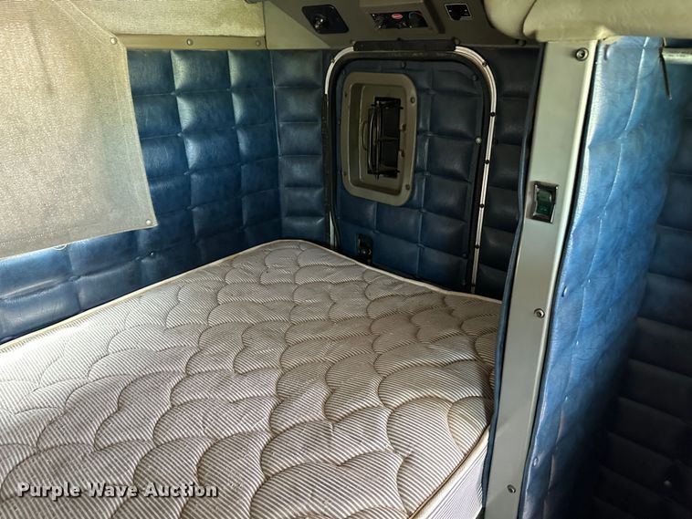 image for item NE9051 2000 Peterbilt 379  semi truck