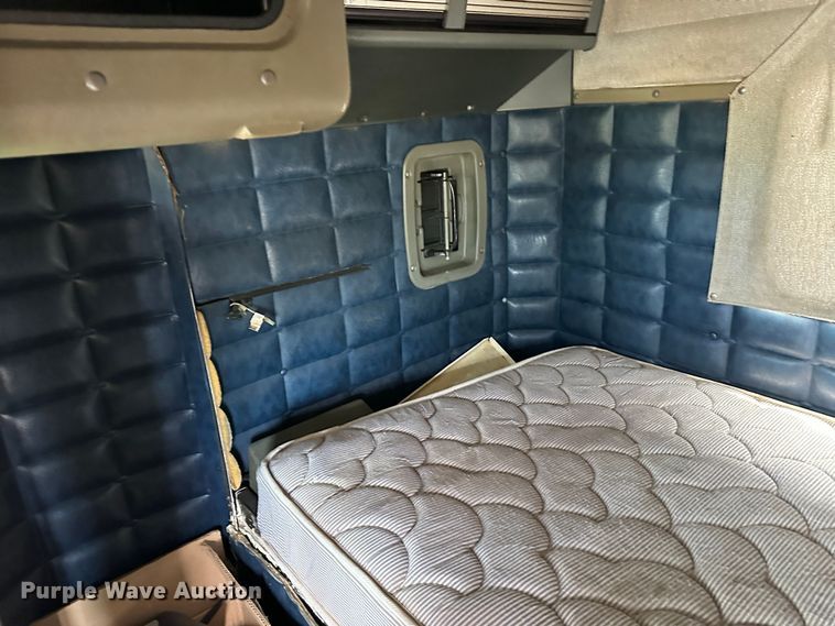 image for item NE9051 2000 Peterbilt 379  semi truck