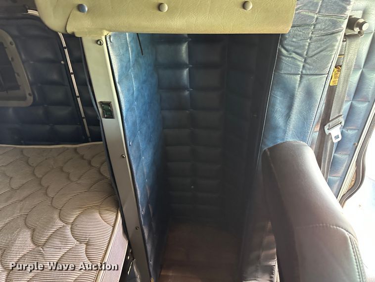 image for item NE9051 2000 Peterbilt 379  semi truck