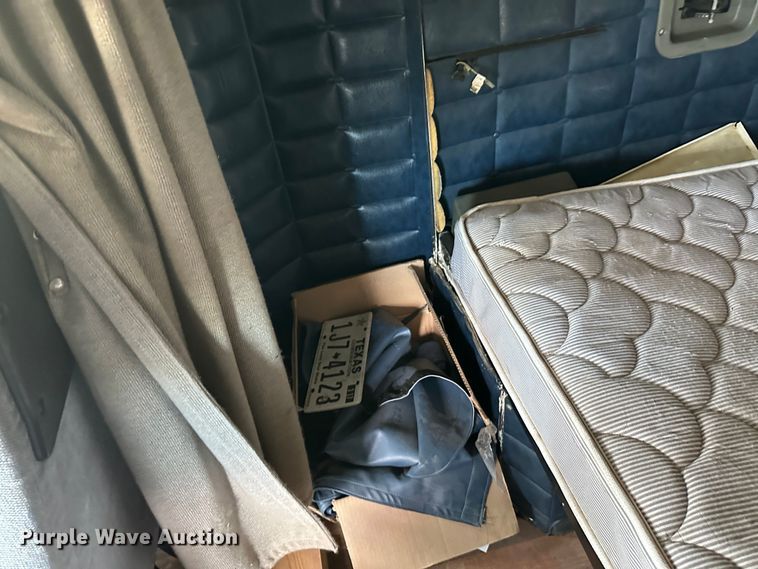 image for item NE9051 2000 Peterbilt 379  semi truck