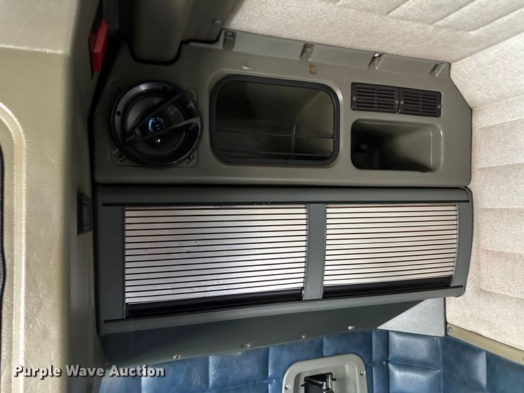 image for item NE9051 2000 Peterbilt 379  semi truck